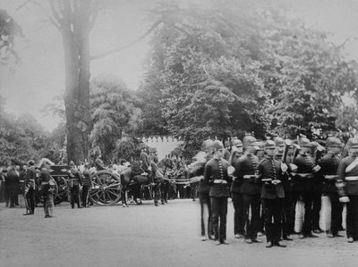 De begrafenisstoet van de prins-imperiaal, Camden Place, 12 juli 1879 door English Photographer